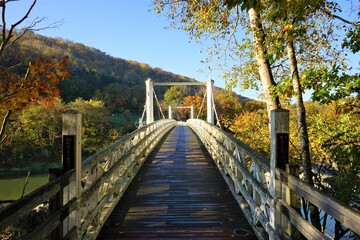 Fototapeta premium 秋 神居大橋 神居古潭 北海道 旭川市 神居町 - Kamui Ohashi Bridge in Kamui-kotan, Hokkaido, Asahikawa, Japan 