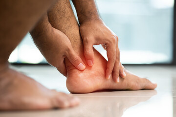 Sore feet cannot walk Use both hands to massage the feet.