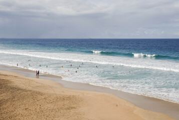 Fototapeta na wymiar Surf en la playa del Castillo, en El Cotillo, Fuerteventura 