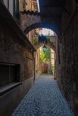Fototapeta na wymiar Enge Gasse in der Altstadt von Orvieto in Umbrien in Italien 