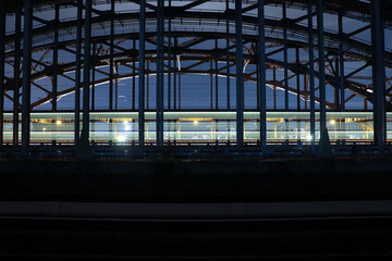 Zugfahrt durch die Elbbr&uuml;cke