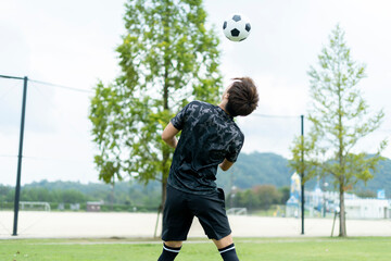 公園でサッカーをする若い男性 © west_photo