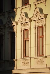 Fenster umrahmt mit  Stuckarbeiten.