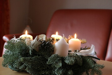 Adventkranz mit 3 brennenden Kerzen am 3.Advent