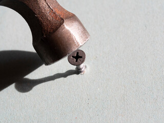 use a hammer to hammer the screw. Error in selecting the tool.