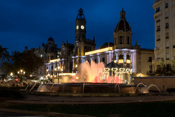 Fototapeta na wymiar Paseando por la plaza del ayuntamiento de Valencia (España) en Navidad