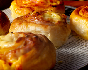 enrollado de hojaldre queso y jamon