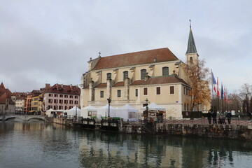 Les rives de la rivi&egrave;re le Thiou dans la vieille ville de Annecy, ville de Annecy, d&eacute;partement de Haute Savoie, France