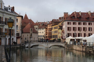 Fototapeta na wymiar Les rives de la rivière le Thiou dans la vieille ville de Annecy, ville de Annecy, département de Haute Savoie, France