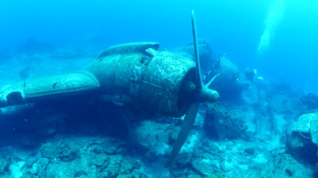 c47 airplane wreck underwater aircraft dakota metal on ocean floor scenery 