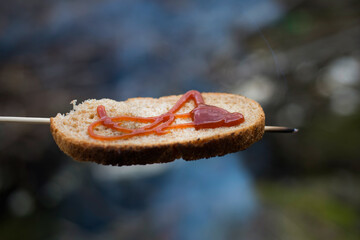 Bake bread at the campsite.