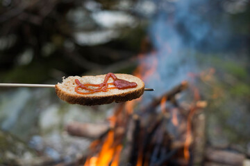 Bake bread at the campsite.
