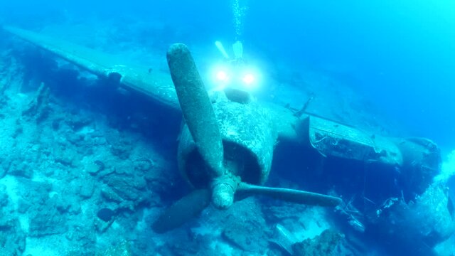 c47 airplane wreck underwater aircraft dakota metal on ocean floor scenery 