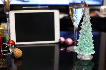 オンラインパーティーの準備(タブレットパソコンとクリスマスツリーなどの装飾)