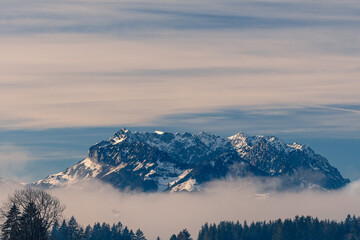 Karwendel Gebirge mit Nebel, Wolken und Himmel