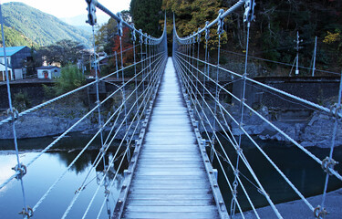 大井川　両国吊橋｜タイミングが合えば、眼下に「南アルプスあぷとライン」が走る姿を覗き見ることができる吊橋で、左右対称形状が見事です。