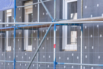 Ein eingerüstetes Gebäude wird neu gemacht