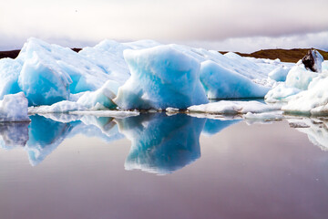 Fototapeta na wymiar The icebergs and ice floes reflected in water