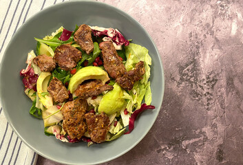 Grilled beef strips with mixed salad and vinaigrette.
