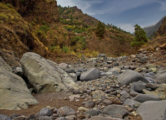 Große Felsblöcke in einem Gebirgsbach auf La Palma 