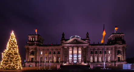 Naklejka premium Reichstag in Berlin mit Weihnachtsbaum mit Copypspace