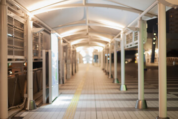 Fototapeta premium 夜の誰もいない屋外通路