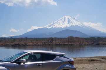 富士山と精進湖と車