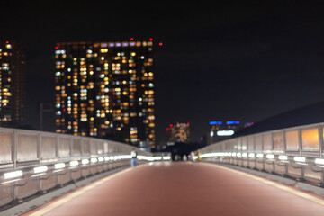 都市の夜景、歩道橋と奥に見える高層ビル