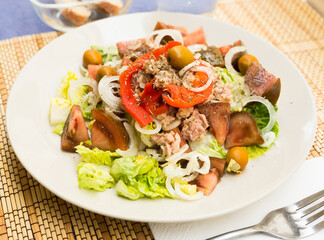 mediterranean vegetable salad with tuna