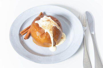 シナモンスティックを添えた焼きりんご