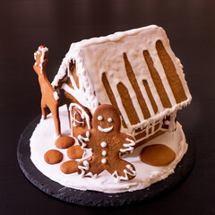 Casa de jengibre con muñeco y ciervo para navidad