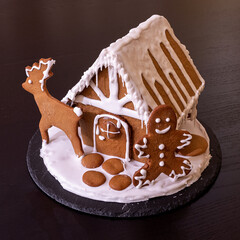 Casa de jengibre con muñeco y ciervo para navidad