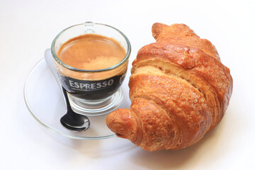 tazzina di caffè con brioche
