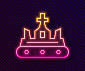 Obraz premium Glowing neon line British crown icon isolated on black background. Vector.