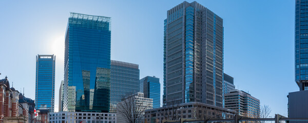 東京駅と丸の内の高層ビル群