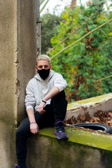 joven rubio con mascarilla y moda joven