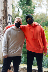 amigos unidos en pandemia con mascarilla.