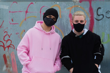 amigos unidos en pandemia con mascarilla.