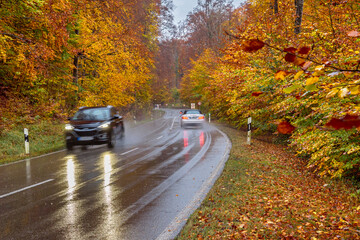 Verkehr auf einer nassen Landstrasse im Regen Oberbayern, Bayern, Deutschland