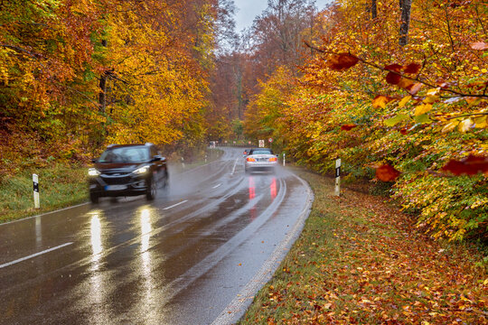 Verkehr auf einer nassen Landstrasse im Regen Oberbayern, Bayern, Deutschland