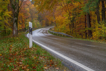Kurve einer nassen Landstrasse im Regen Oberbayern, Bayern, Deutschland