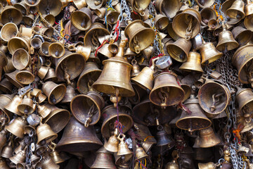 Glocken in einem buddhistischen Tempel, Nepal