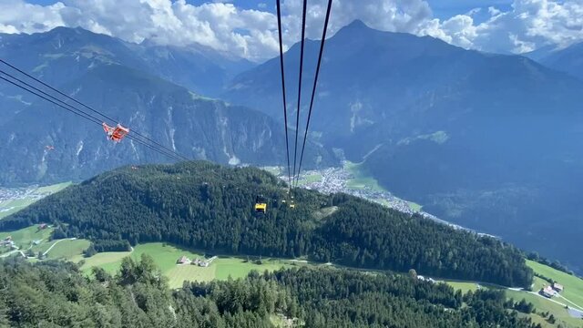 Zeitraffer der Talfahrt mit der Penken-Seilbahn in Mayrhofen im Zillertal