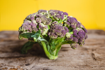 broccolo viola su un tavolo di legno