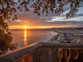Coucher de soleil sur Nice et la baie des anges sur la Côte d'Azur