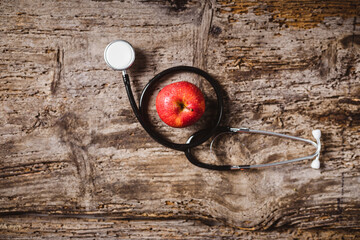 Mela rossa con stetoscopio medico 