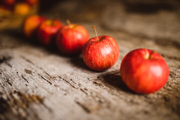 Fila di mele rosse salutari.