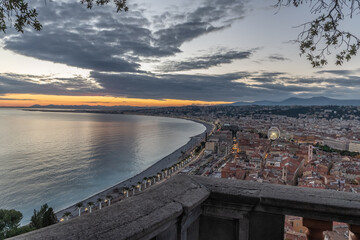 Coucher de soleil sur Nice et la baie des anges sur la Côte d'azur