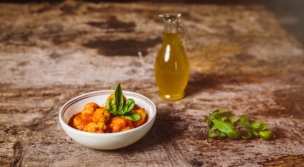 Polpette vegane con foglia di basilico e olio di oliva italiano 