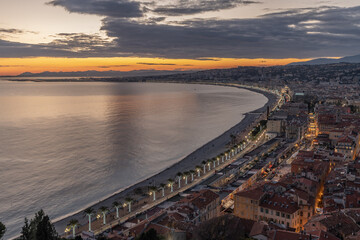 Coucher de soleil sur Nice et la baie des anges sur la Côte d'azur